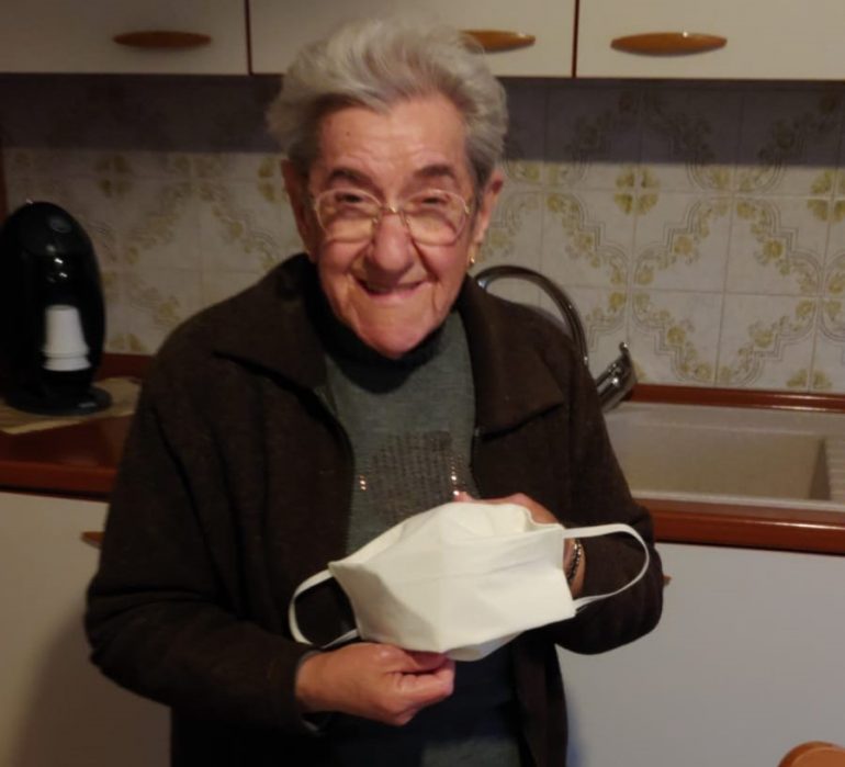 Beatrice, 88 anni confeziona e regala mascherine al personale sanitario 1