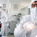 Coronavirus, al via la sperimentazione di un vaccino sull'uomo.