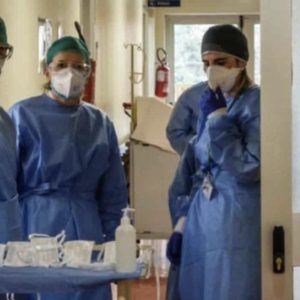 Coronavirus: infermieri e oss in quarantena a Vercelli richiamati in servizio dopo 24 ore per sopperire alle carenze di personale