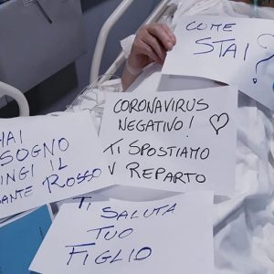 Coronavirus, la dolcezza delle infermiere di Pavullo: carta e pennarello per comunicare con gli anziani non udenti.