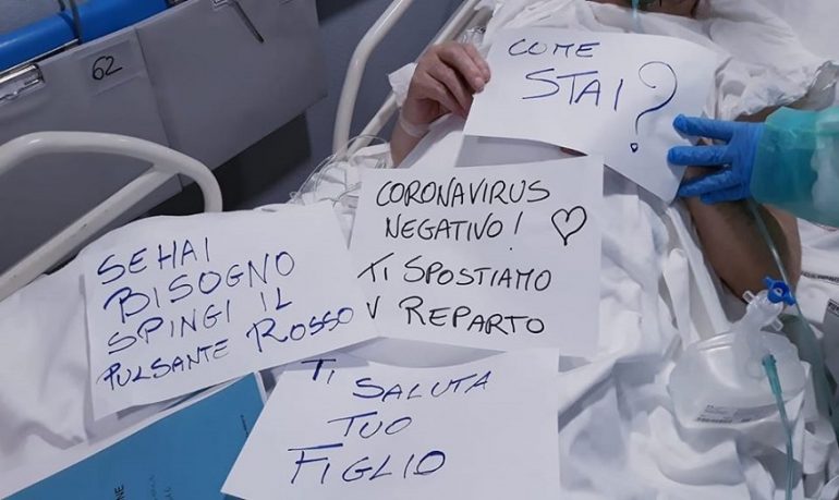 Coronavirus, la dolcezza delle infermiere di Pavullo: carta e pennarello per comunicare con gli anziani non udenti.