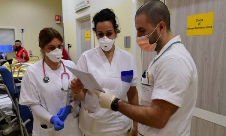 Coronavirus, l'appello di medici e infermieri: "La priorità deve essere chi cura e assiste".