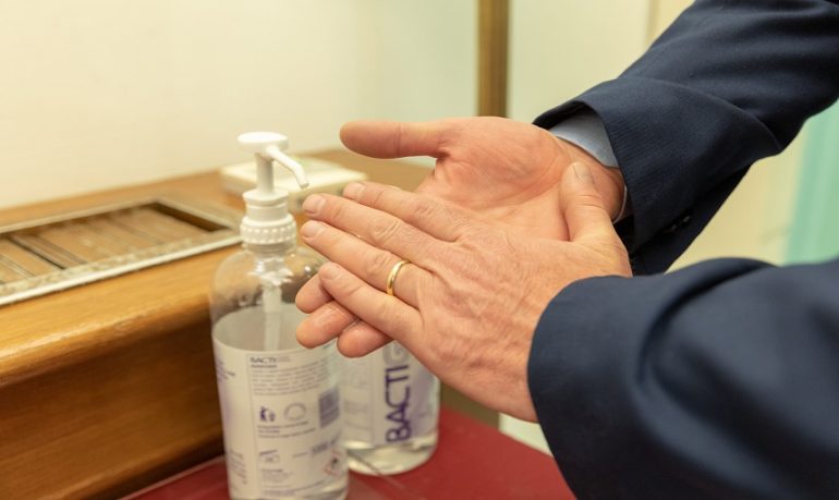 Coronavirus: l'igiene delle mani nei luoghi pubblici.