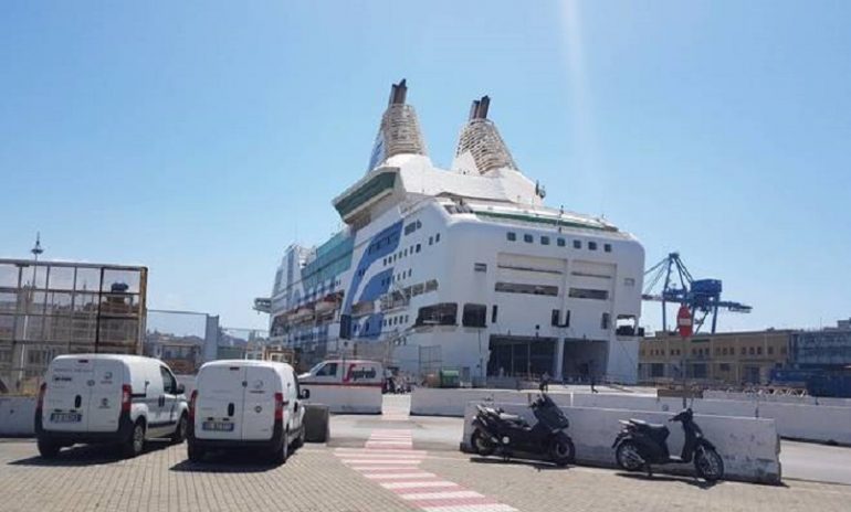 Coronavirus, nave trasformata in ospedale galleggiante a Genova.