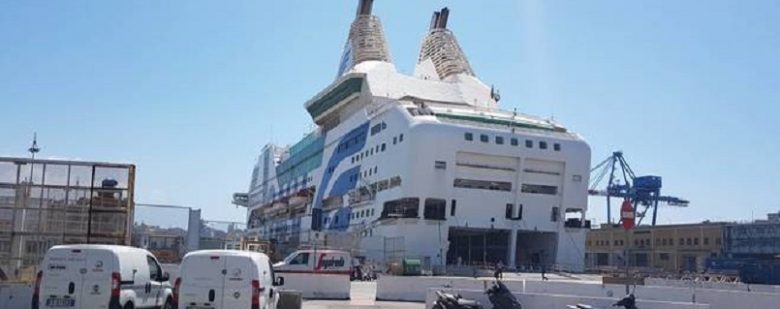 Coronavirus, nave trasformata in ospedale galleggiante a Genova.