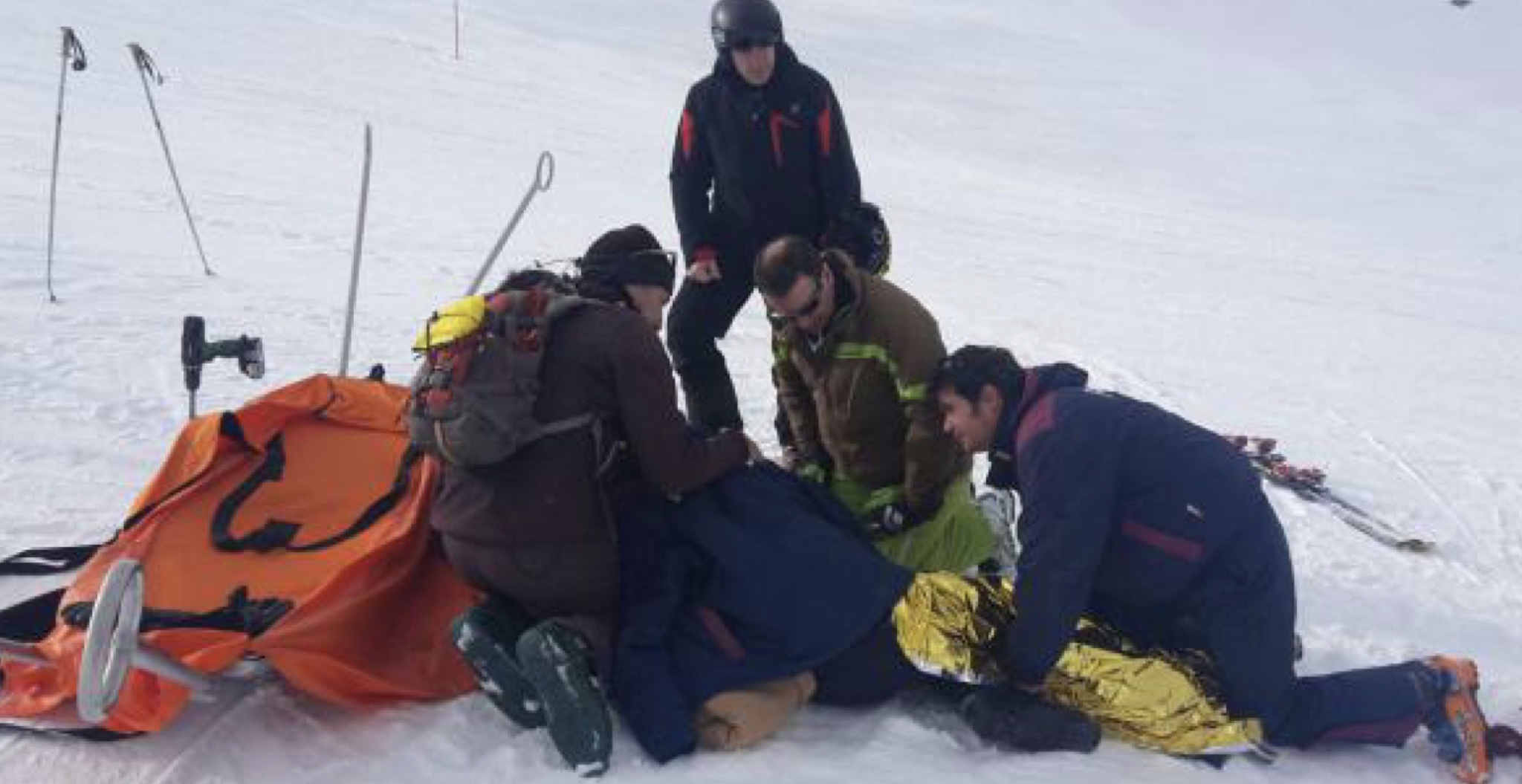 Evade dalla quarantena in zona rossa per andare in settimana bianca. Si rompe un femore sugli sci e viene denunciato