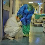 Gli operatori sanitari italiani sacrificano la loro salute nella battaglia contro COVID–19 per la carenza di DPI