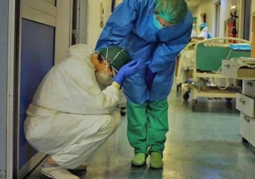 Gli operatori sanitari italiani sacrificano la loro salute nella battaglia contro COVID–19 per la carenza di DPI