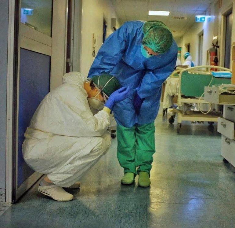 Gli operatori sanitari italiani sacrificano la loro salute nella battaglia contro COVID–19 per la carenza di DPI