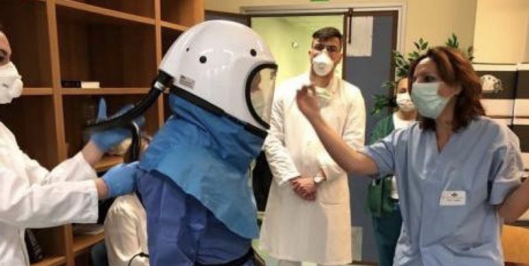 Policlinico San Martino: caschi e tute pressurizzate per gli infermieri in prima linea contro il Coronavirus