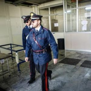 Contagiata da Covid-19 evade isolamento per andare in reparto a dare una mano ai colleghi: infermiera denunciata dai Carabinieri