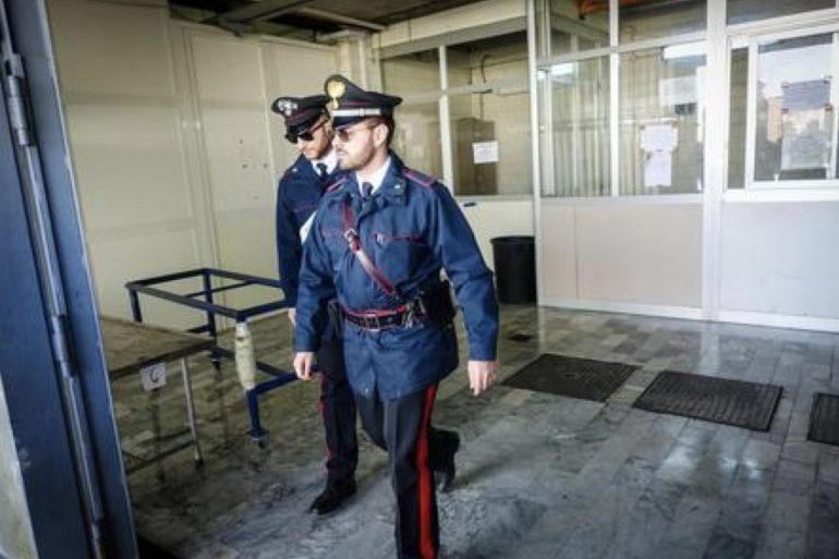 Contagiata da Covid-19 evade isolamento per andare in reparto a dare una mano ai colleghi: infermiera denunciata dai Carabinieri