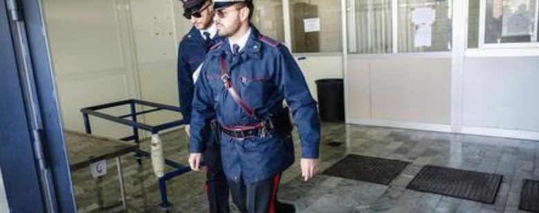 Contagiata da Covid-19 evade isolamento per andare in reparto a dare una mano ai colleghi: infermiera denunciata dai Carabinieri