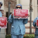 Coronavirus, protesta degli operatori sanitari in California: mancano i DPI.