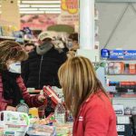 Coronavirus, studio finlandese conferma la pericolosità dell'effetto droplet negli ambienti chiusi.