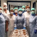 Gli infermieri del Santa Maria cucinano per i pazienti del reparto Covid per farli sentire più a casa a Pasqua