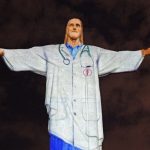 Il Cristo Redentore indossa camice e fonendoscopio per ringraziare gli infermieri che combattono il Covid-19 nel mondo