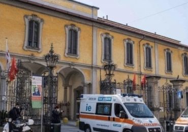 Infermieri costretti a togliere le mascherine per non spaventare i pazienti: direttore indagato per omicidio ed epidemia colposa