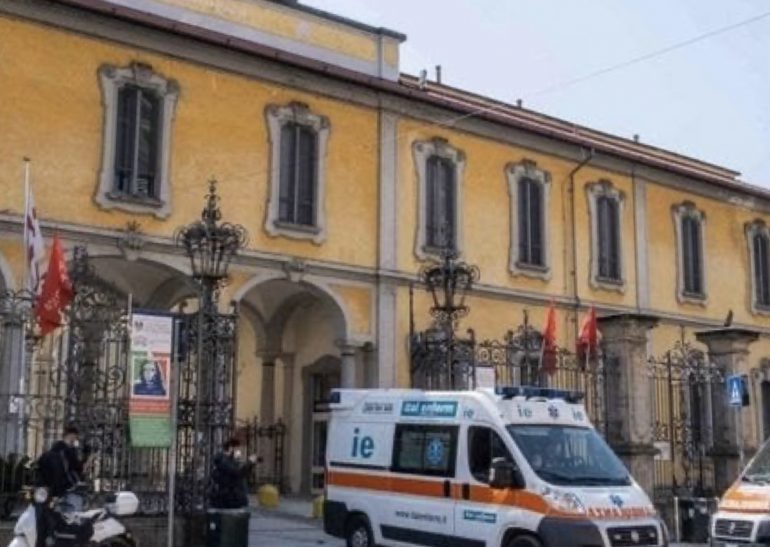 Infermieri costretti a togliere le mascherine per non spaventare i pazienti: direttore indagato per omicidio ed epidemia colposa