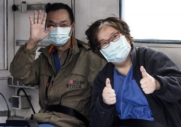 La coppia di Wuhan ringrazia infermieri, medici e oss d’Italia:“Ci avete salvato la vita”