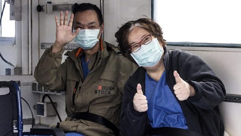 La coppia di Wuhan ringrazia infermieri, medici e oss d’Italia:“Ci avete salvato la vita”