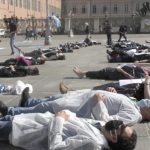 Gli infermieri si incatenano in memoria dei colleghi morti per il Covid-19. “Gli eroi sono stati dimenticati”
