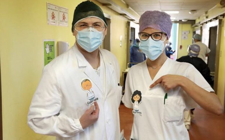 Bologna: spille avatar sui camici degli infermieri per dare un volto a chi si prende cura dei pazienti 1