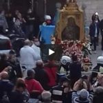 Coronavirus, a Barletta centinaia in strada per la processione: i vigili e il sindaco non intervengono