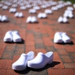 Coronavirus: gli zoccoli degli infermieri morti allineati in segno di protesta davanti alla Casa Bianca