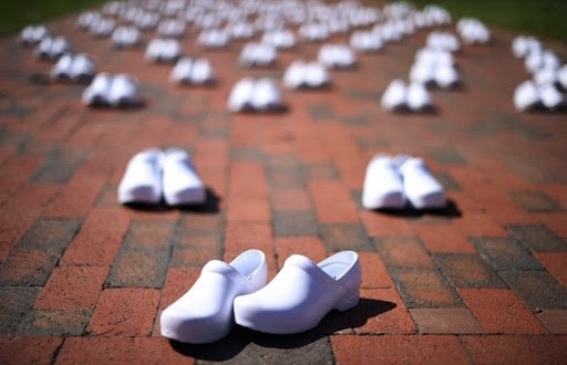 Coronavirus: gli zoccoli degli infermieri morti allineati in segno di protesta davanti alla Casa Bianca
