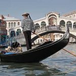 Coronavirus, gondolieri donano 100 tour di Venezia a medici e infermieri