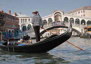 Coronavirus, gondolieri donano 100 tour di Venezia a medici e infermieri