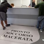 Follia a Macerata: paziente frattura lo sterno a un'infermiera con un pugno
