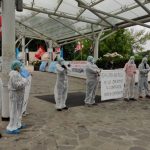 Incatenati davanti al San Raffaele, protestano i lavoratori dell'ospedale