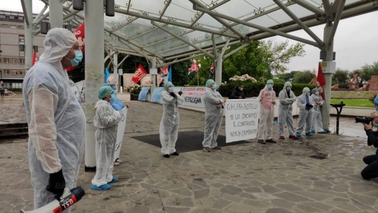 Incatenati davanti al San Raffaele, protestano i lavoratori dell'ospedale