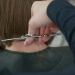 Parrucchiera regala il taglio a medici, infermieri e OSS