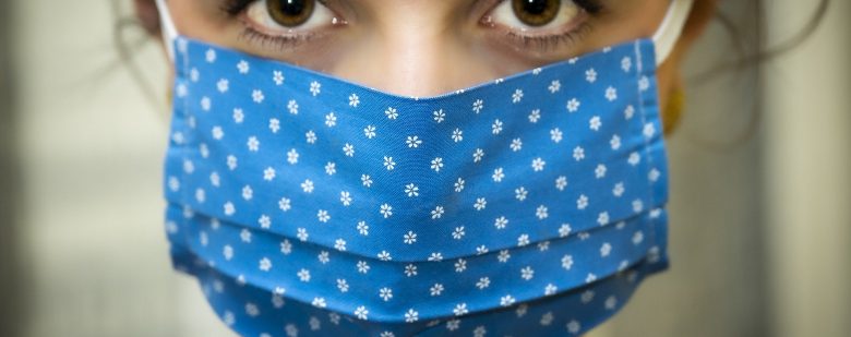 Perché indossare le mascherine? Riducono i contagi della metà