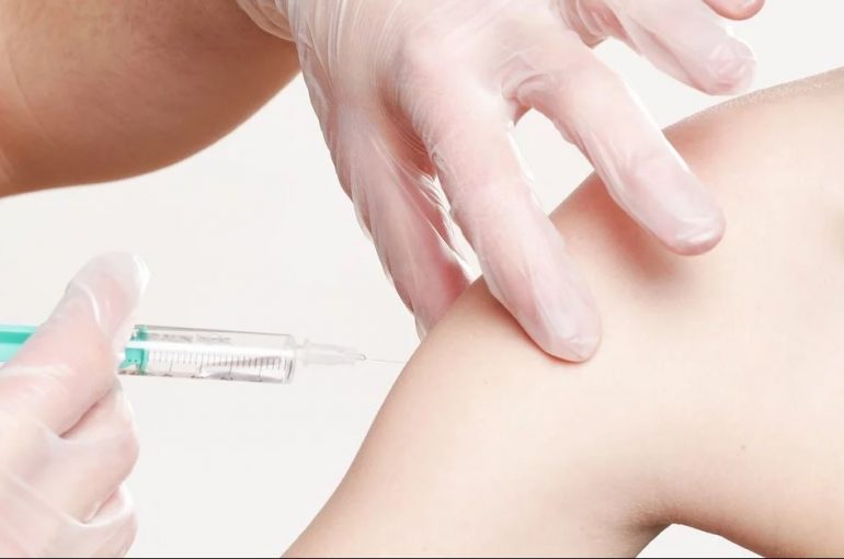 Primi vaccini a dicembre secondo l'azienda di Pomezia che lavora con Oxford