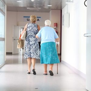 «Troppi morti nelle case di riposo: nelle Rsa l'assistenza infermieristica deve essere in mano agli infermieri»