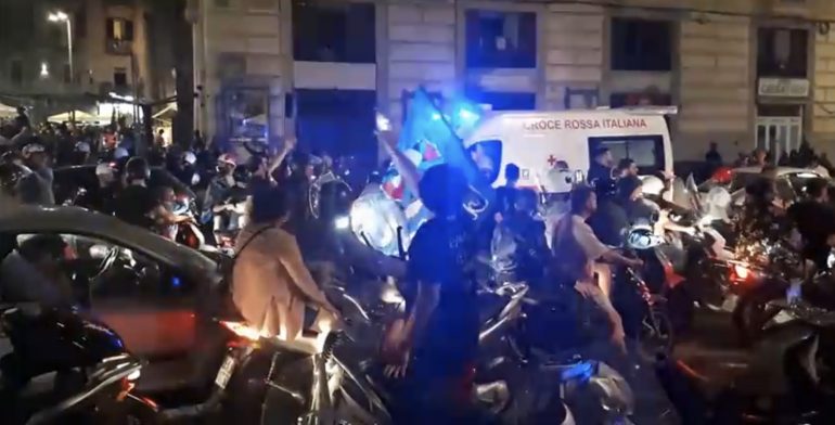 Ambulanza in codice rosso presa a calci e pugni dai tifosi del Napoli in festa per la vittoria in Coppa Italia 1