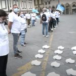 Coronavirus, 300 infermieri in piazza a Firenze e 40 paia di scarpe... per non dimenticare