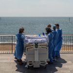 Coronavirus: infermieri e medici accompagnano i pazienti in via di guarigione in riva al mare 3