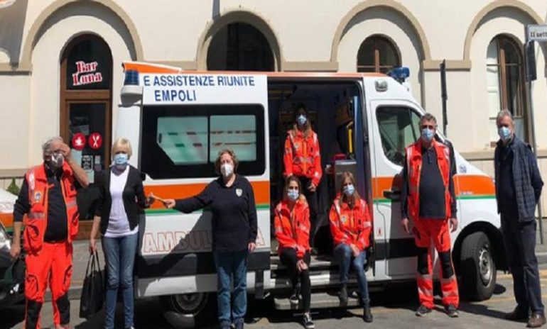 Donna partorisce in ambulanza: l'infermiere si improvvisa ostetrico