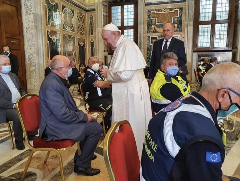 Gli infermieri eroi di Bergamo in visita dal Papa:“Siete la colonna portante del Paese”