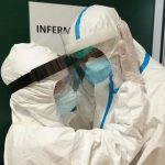 Latina, l'abbraccio tra due infermieri diventerà un murale