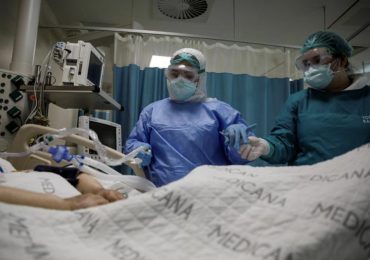 NHS: i tirocinanti di infermieristica che combattono il Covid-19 saranno stipendiati 1