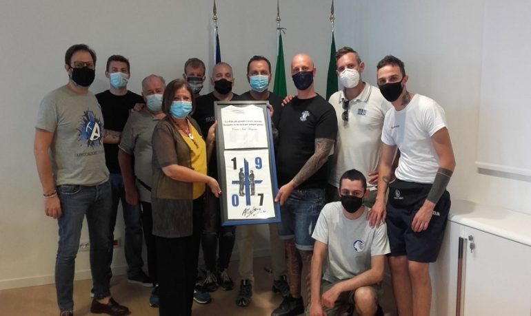 Bergamo, una maglia e 5mila euro per la Clinica San Francesco: il cuore grande della Curva Nord
