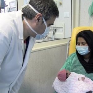 Coronavirus, la storia a lieto fine di mamma Hafiza e della sua bambina
