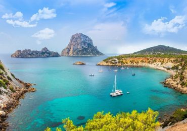 Coronavirus, vacanza gratis a Ibiza per gli "eroi della sanità"