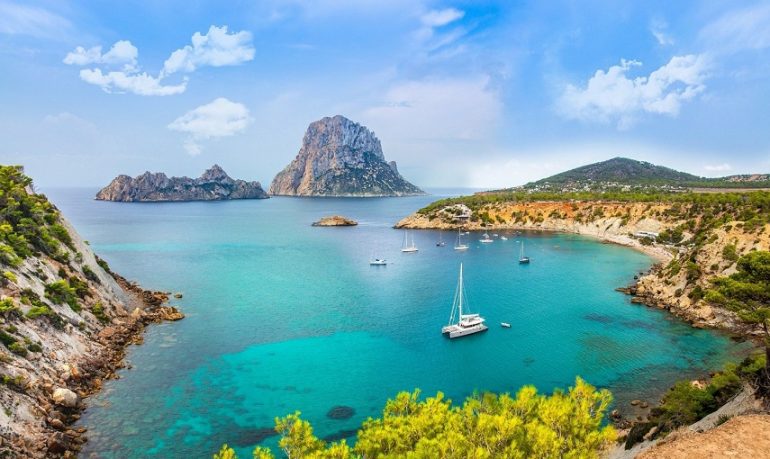 Coronavirus, vacanza gratis a Ibiza per gli "eroi della sanità"